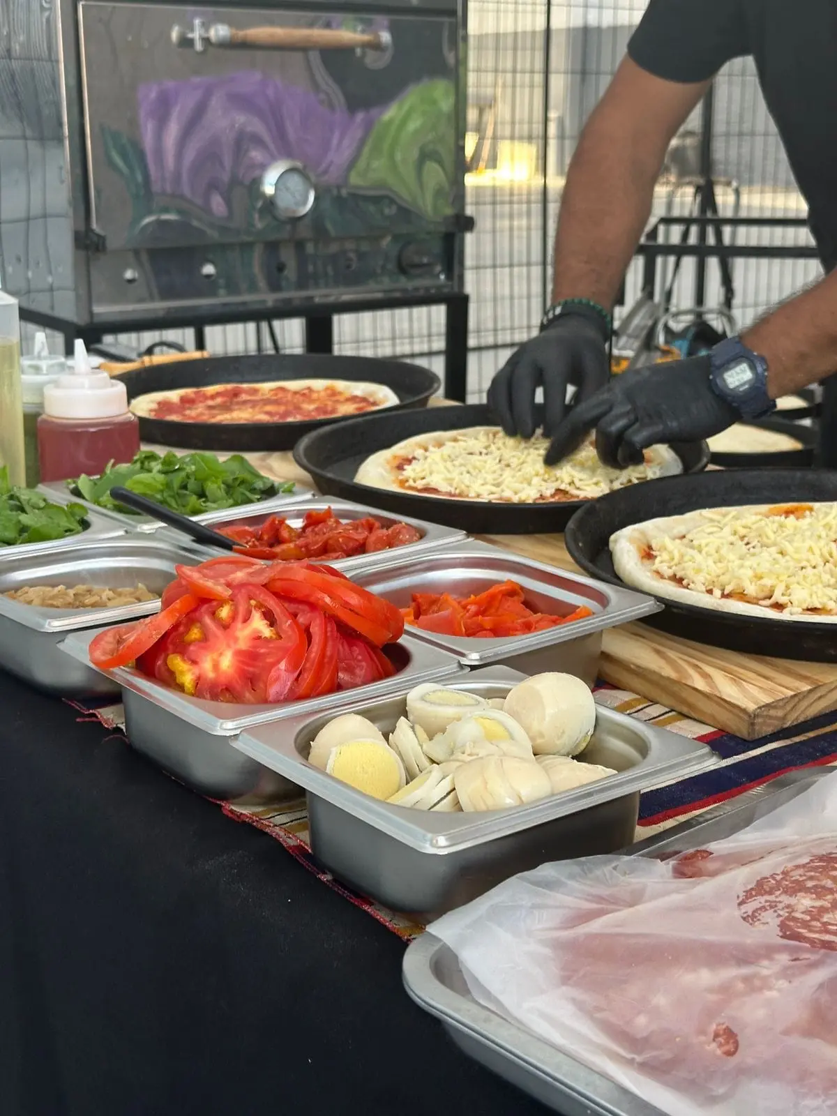 Preparación de pizzas artesanales durante un evento de Taky's